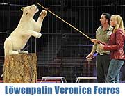 Löwenpatin Veronica Ferres: Besuch mit weißem Löwenmädchen Alba im Circus Krone am 19.03.2013 (©Foto: Ingrid Grossmann)